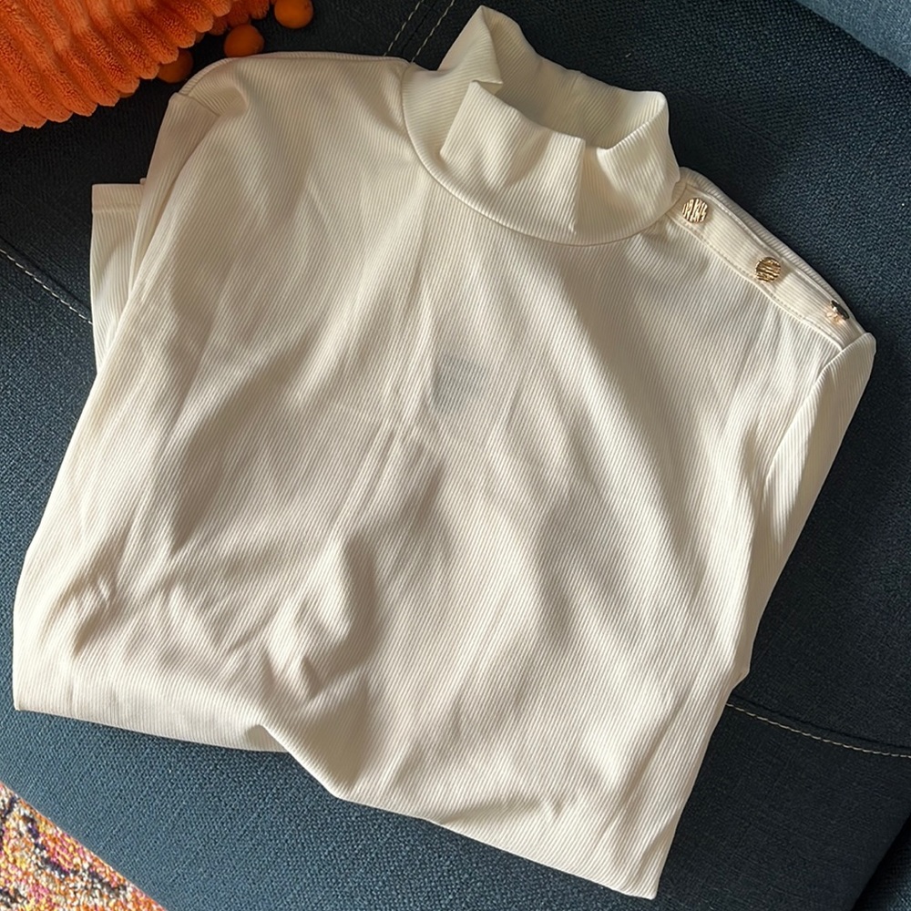 H&M Cream Turtleneck Size M